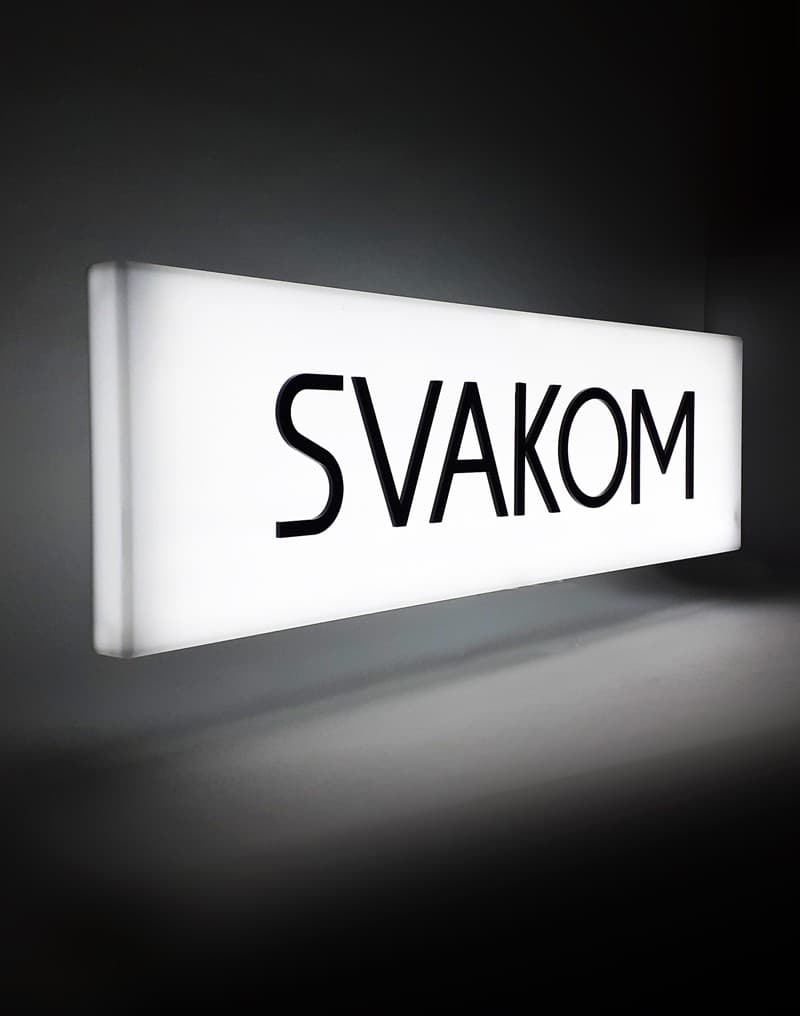 SVAKOM - Groot Lichtbord met Logo 2