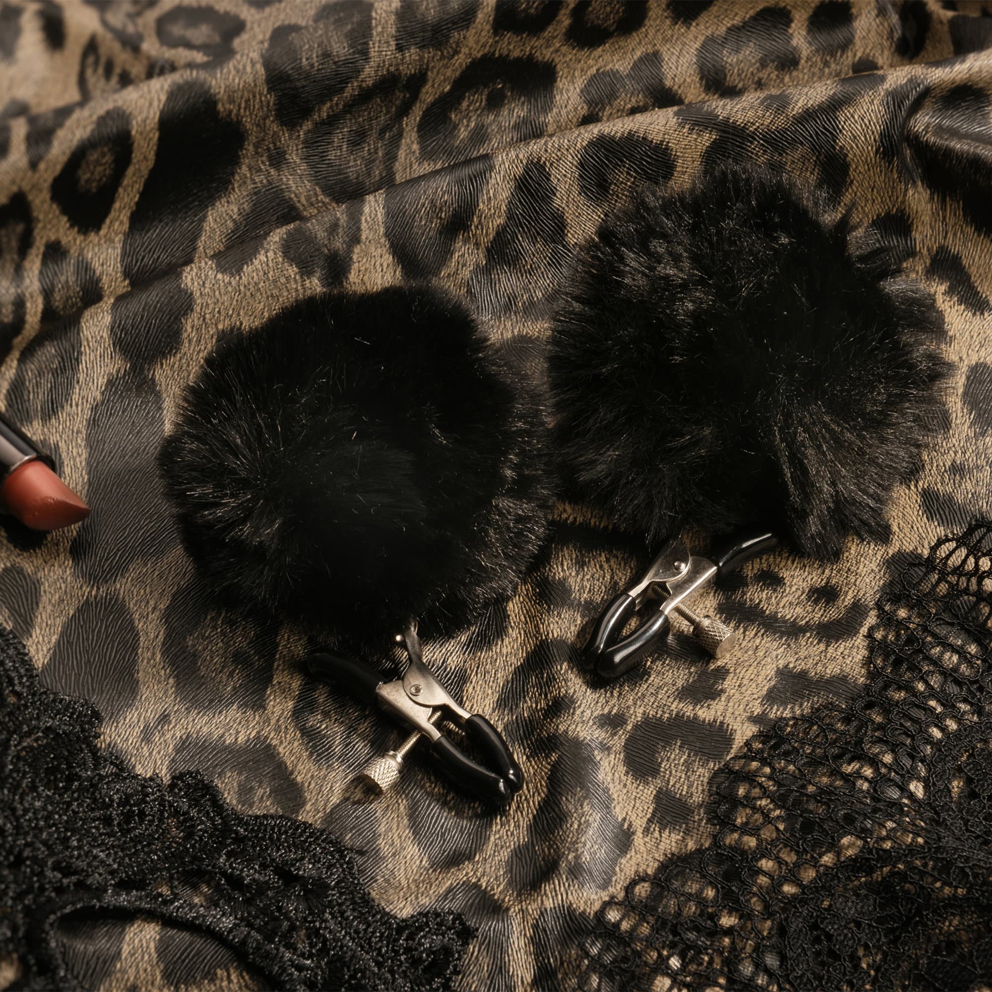 Rimba Bondage Play - Tepelklemmen met pompons - Zwart 2